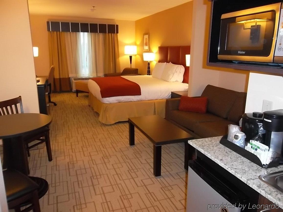 Holiday Inn Express & Suites - Smithfield/Selma, An Ihg Hotel Room photo